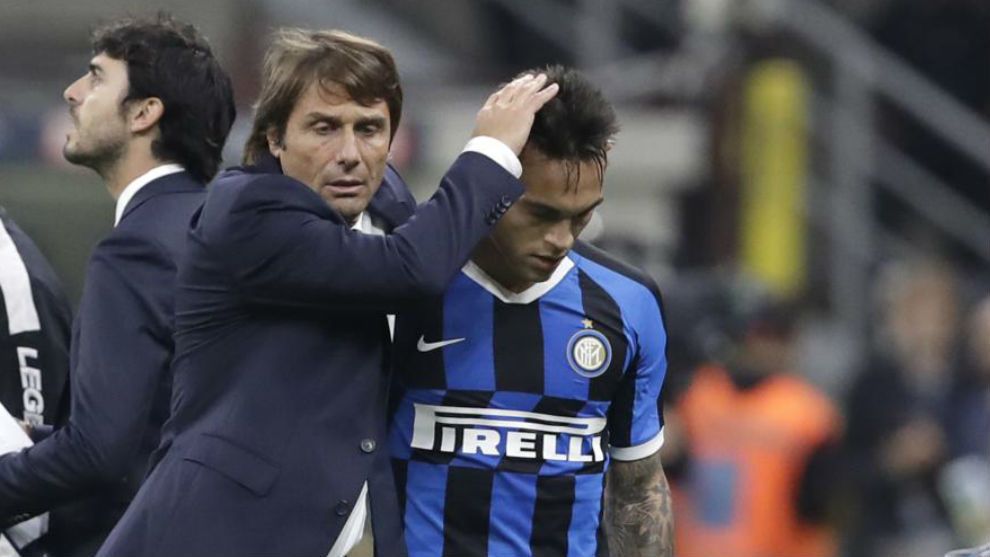 Conte saluda a Lautaro Martínez.