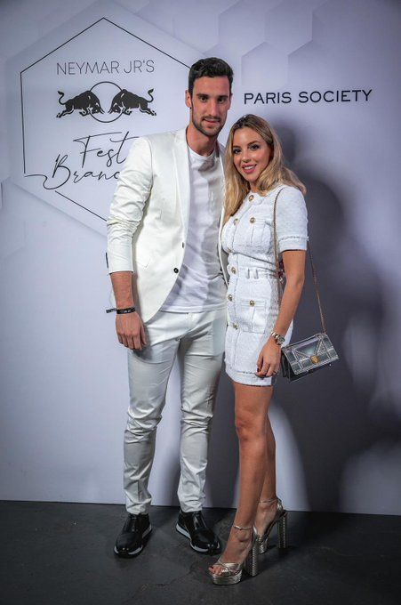  Sergio Rico, junto a su pareja, en el cumpleaños de Neymar.