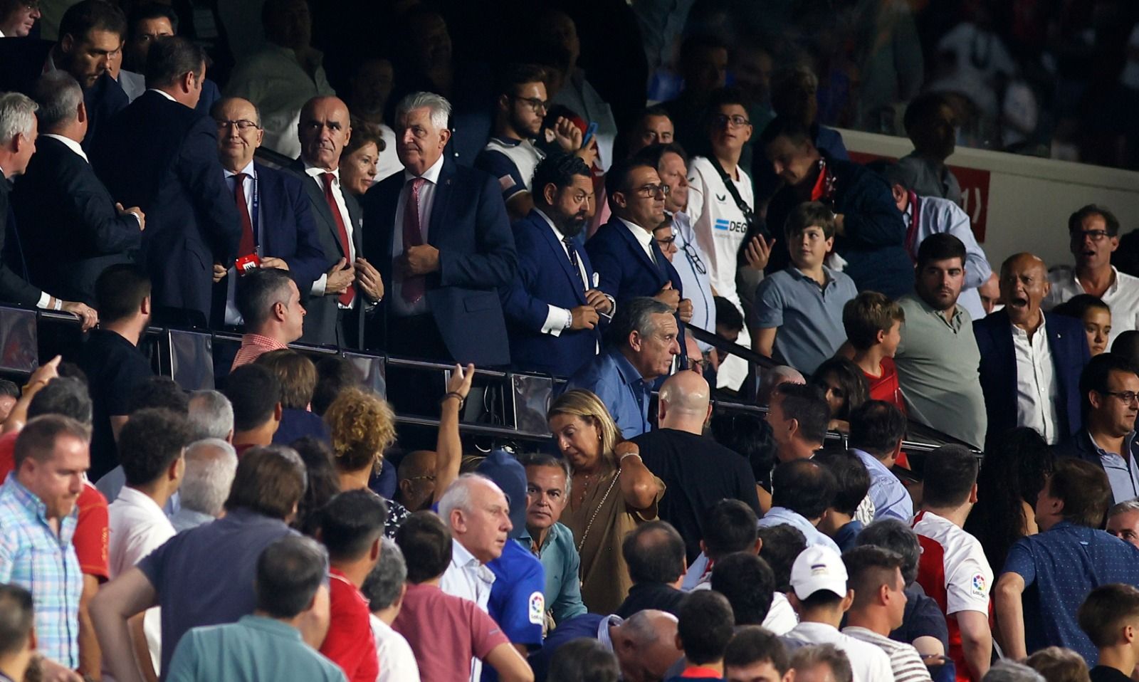  Del Nido canta contra José Castro desde el antepalco del Sánchez-Pizjuán.