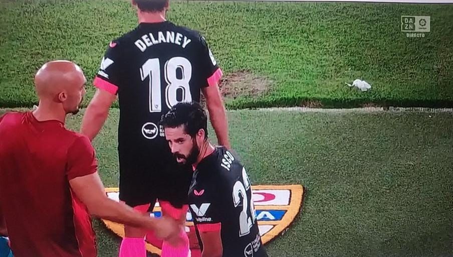  Delaney, pidiendo a sus compañeros ir a saludar a la afición del Sevilla FC.