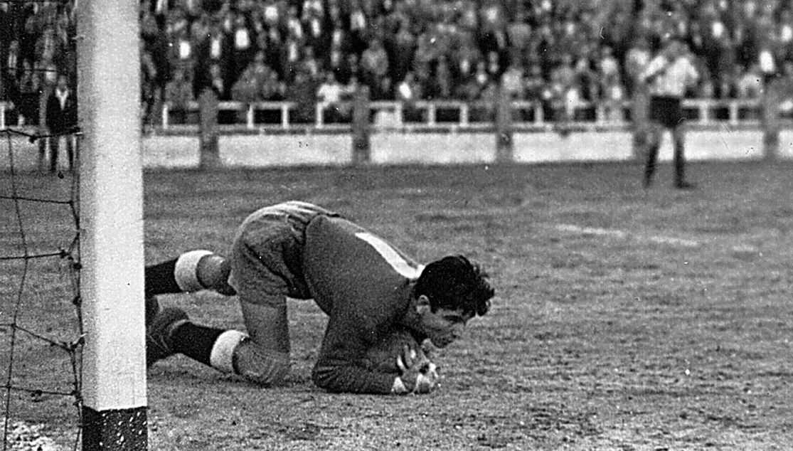  Dellepiane, atajando un balón.