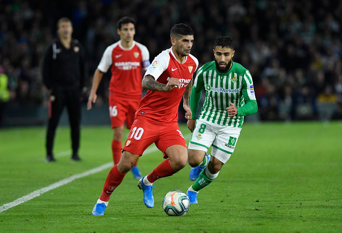  Banega, durante el derbi.