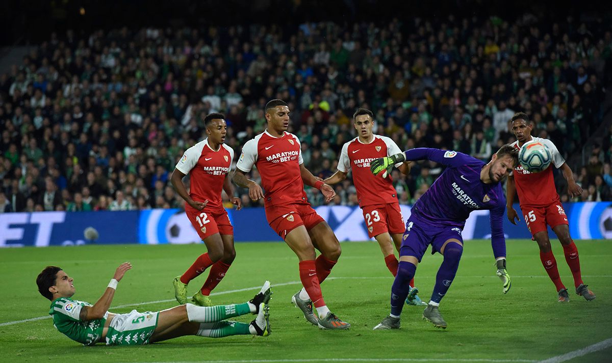 Diego Carlos y Reguilón, en el once ideal de Maldini.