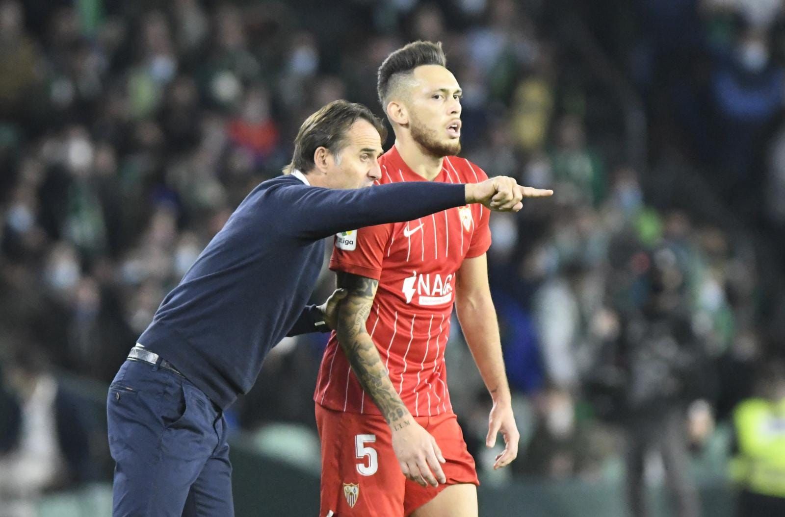  Lopetegui da indicaciones a Ocampos en el derbi ante el Betis.