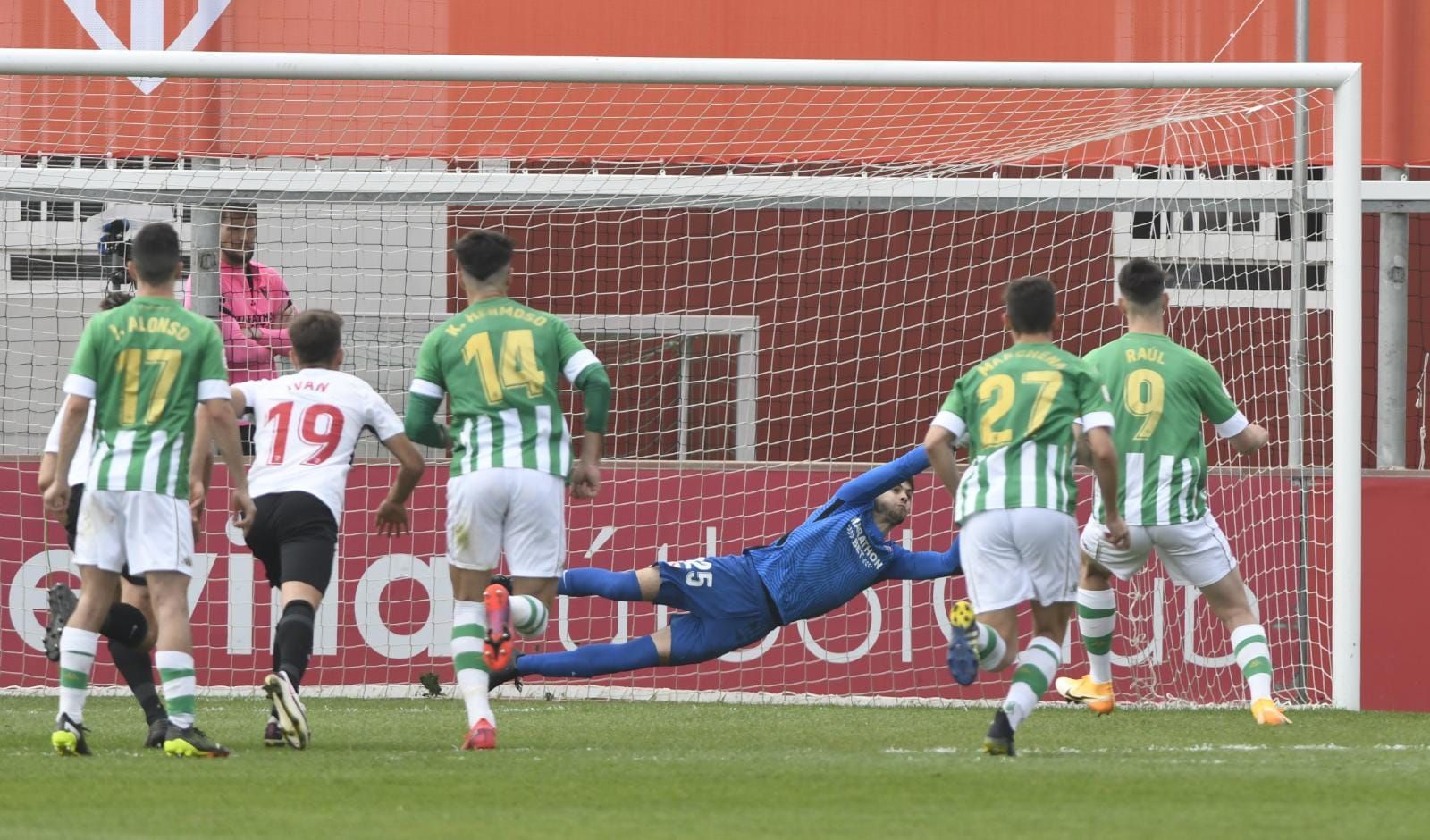 Javi Díaz detiene el penalti lanzado por Raúl.