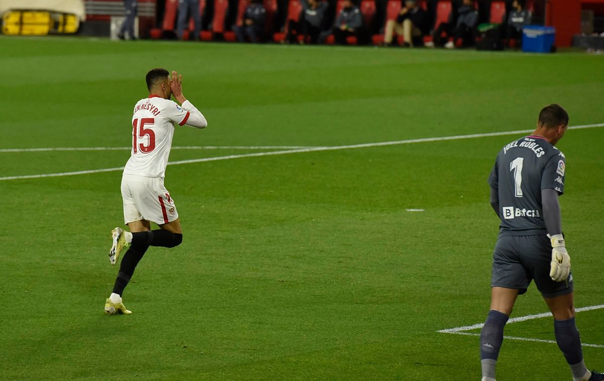  En-Nesyri celebra su gol al Betis.