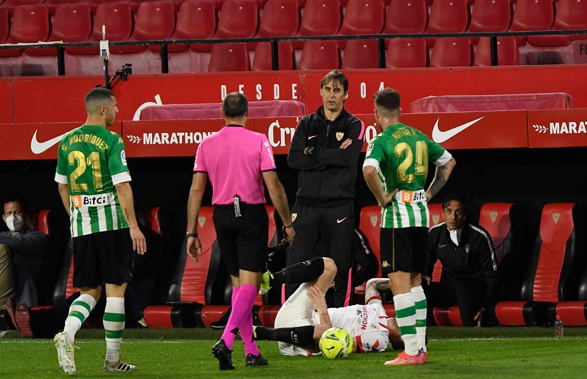  Lopetegui habla con Mateu Lahoz durante el Sevilla-Betis.