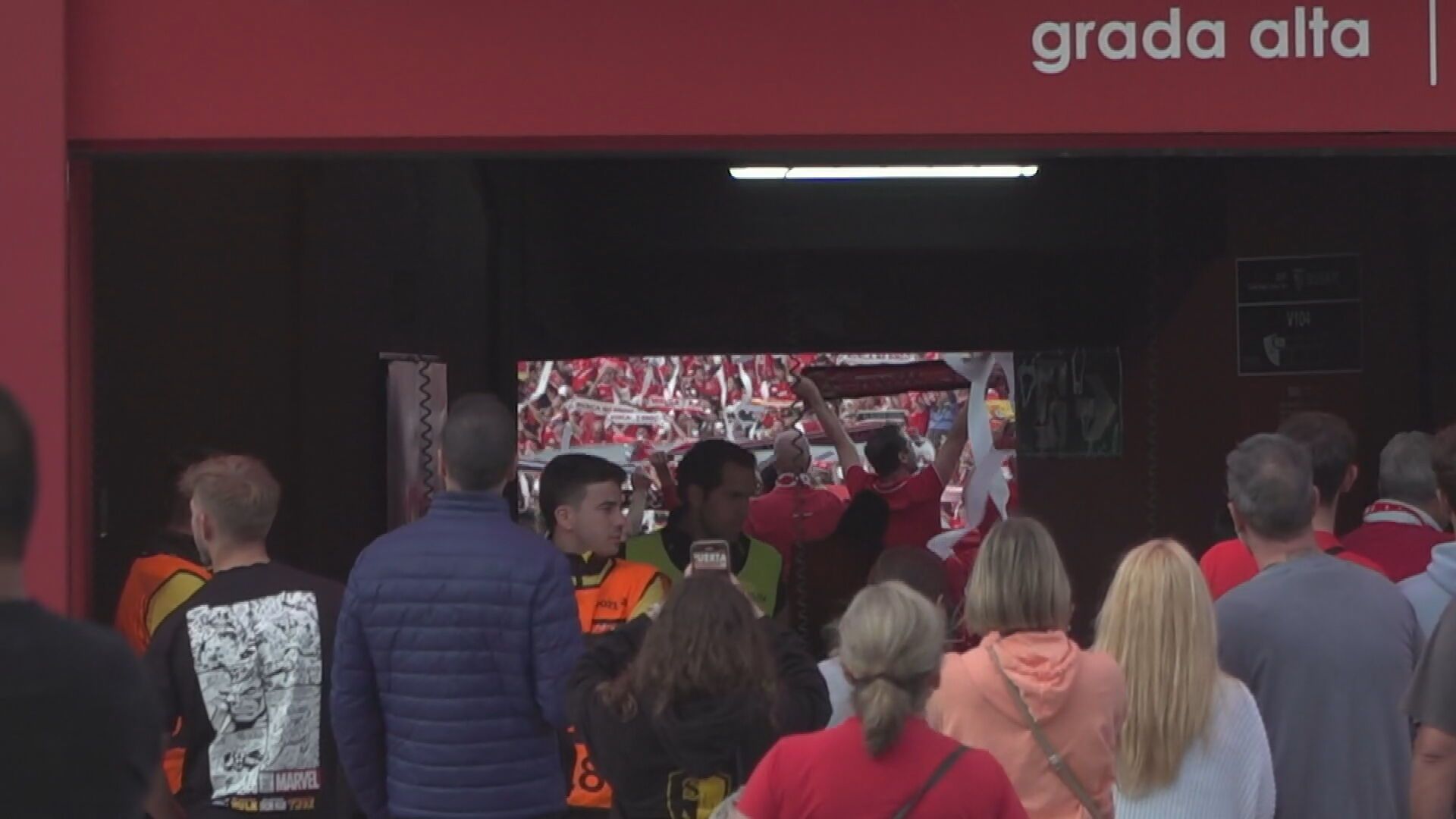  Desde la calle y al pie del Sánchez-Pizjuán: el himno atronador del Sevilla invade toda la ciudad.