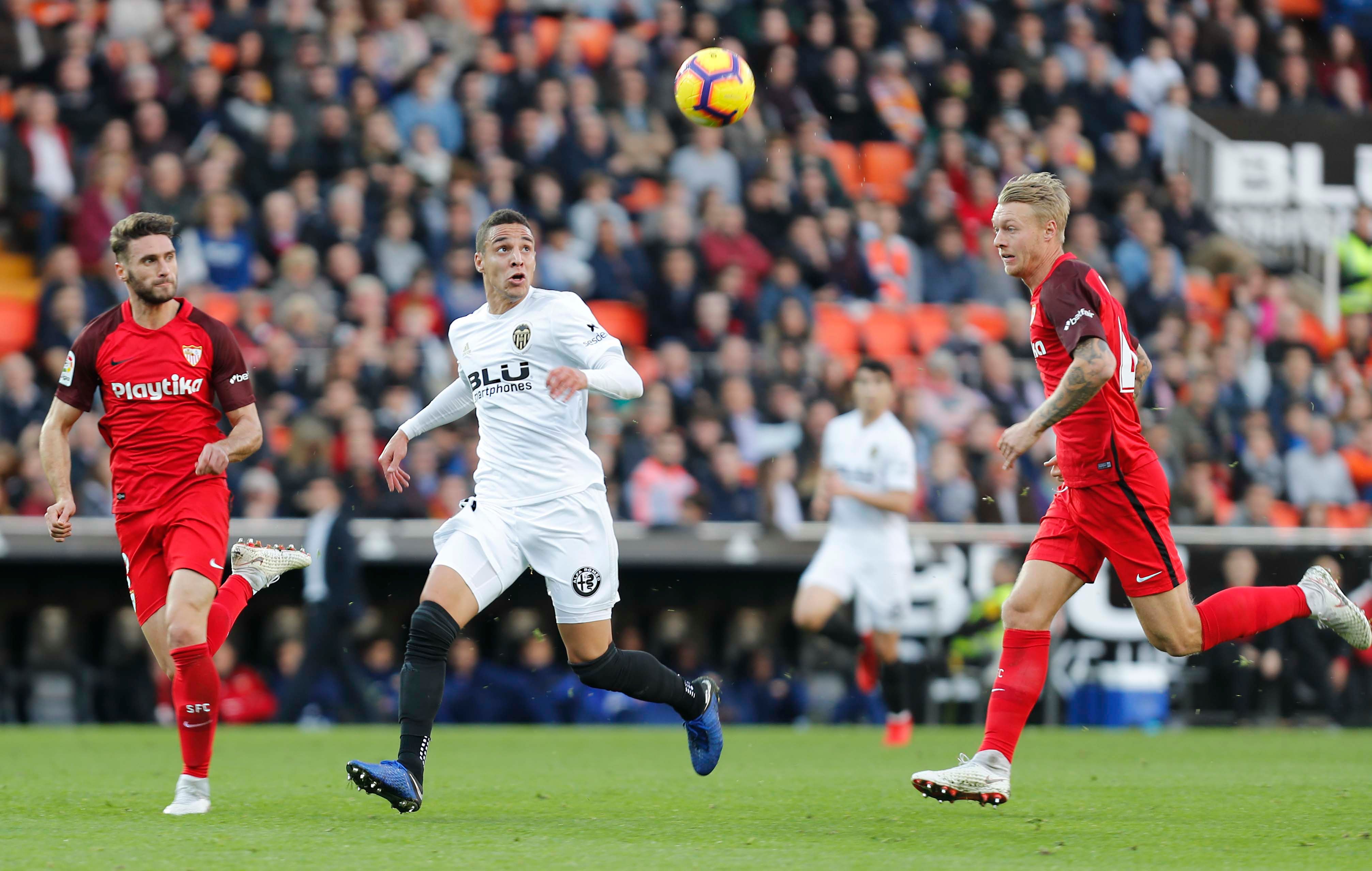 Sergi Gómez y Kajer persiguen a Rodrigo.