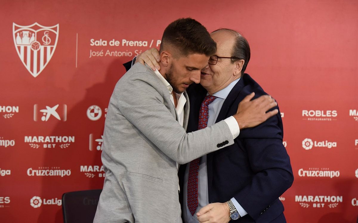  Castro abraza a Carriço en su despedida.