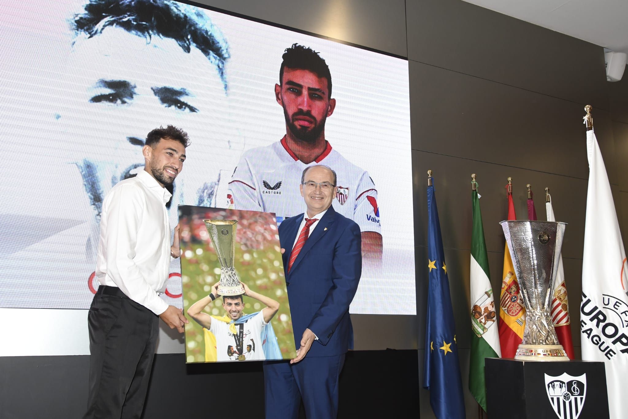  Munir, en su despedida del Sevilla.