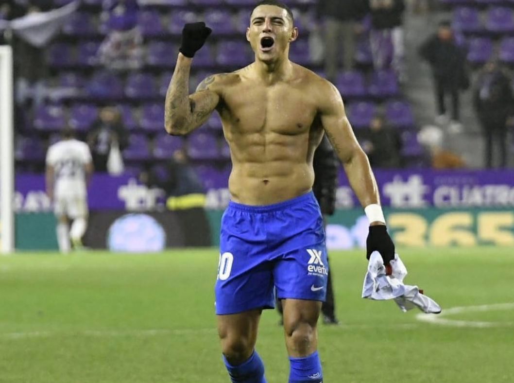  Diego Carlos celebra la victoria ante el Valladolid de la pasada temporada.