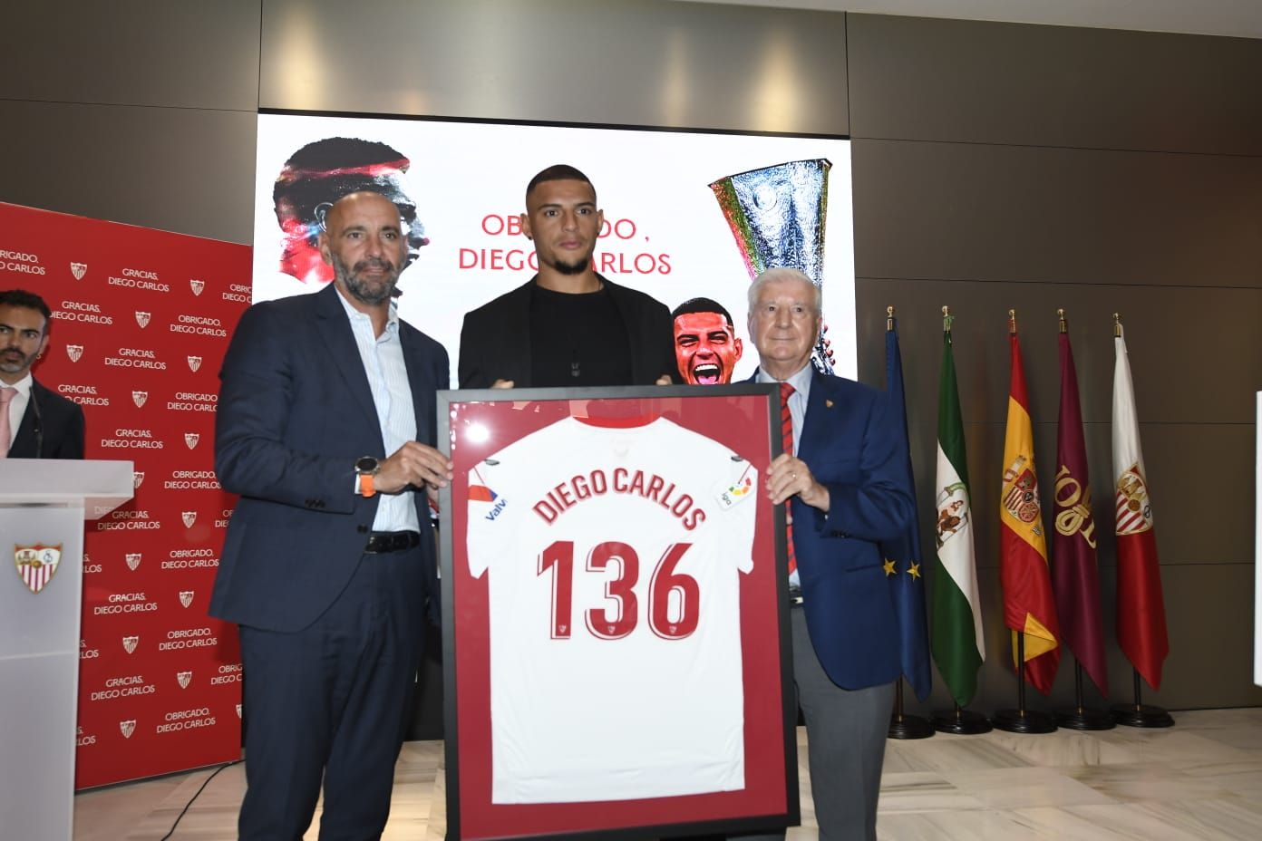  Monchi, junto a Diego Carlos, en su despedida del Sevilla.