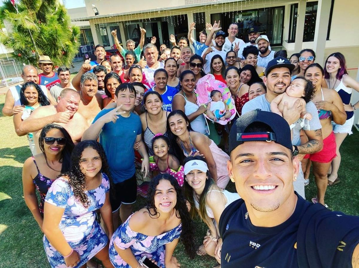 El selfie de Diego Carlos con sus familiares y amigos.