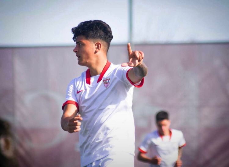 Diego Talaverón celebra uno de sus goles.