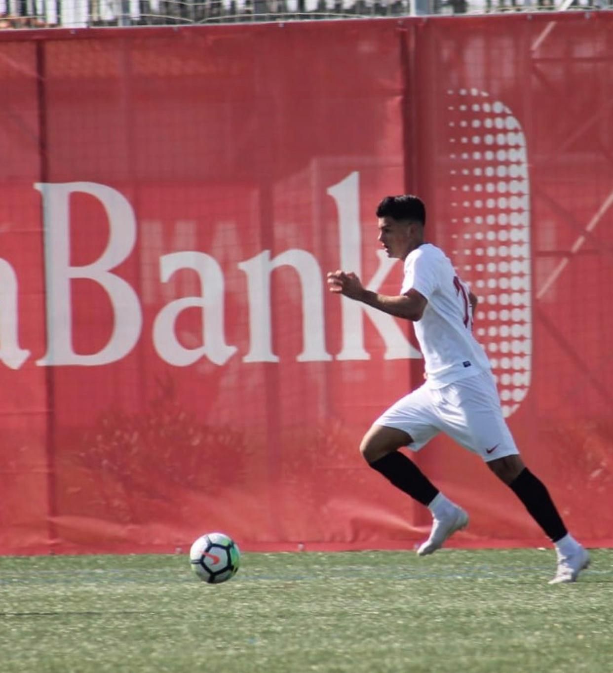  Diego Talaverón, con el juvenil del Sevilla.
