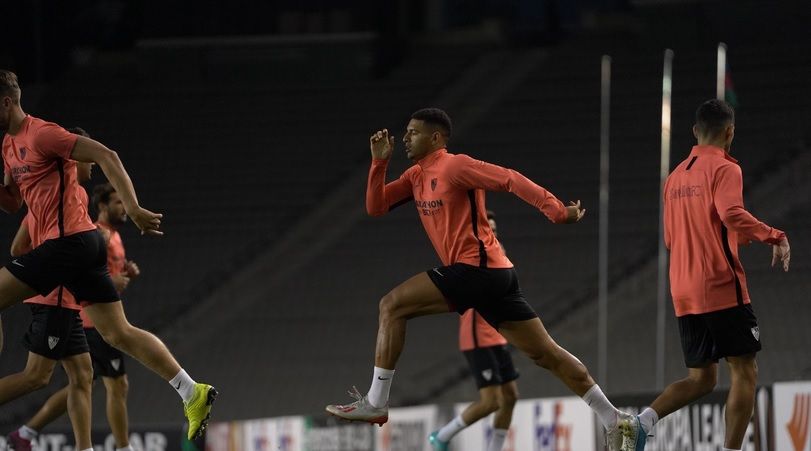 Diego Carlos, entrenando en el Tofiq Bakhramov Stadium.