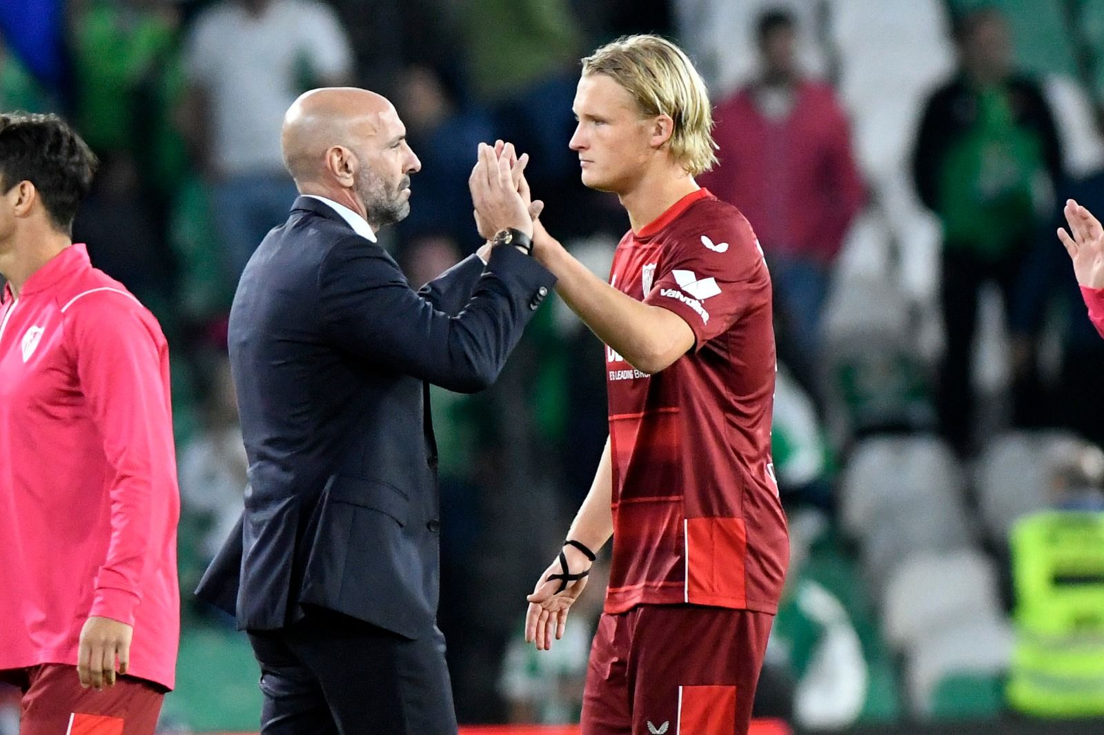 Monchi, tras el encuentro, junto a Dolberg.