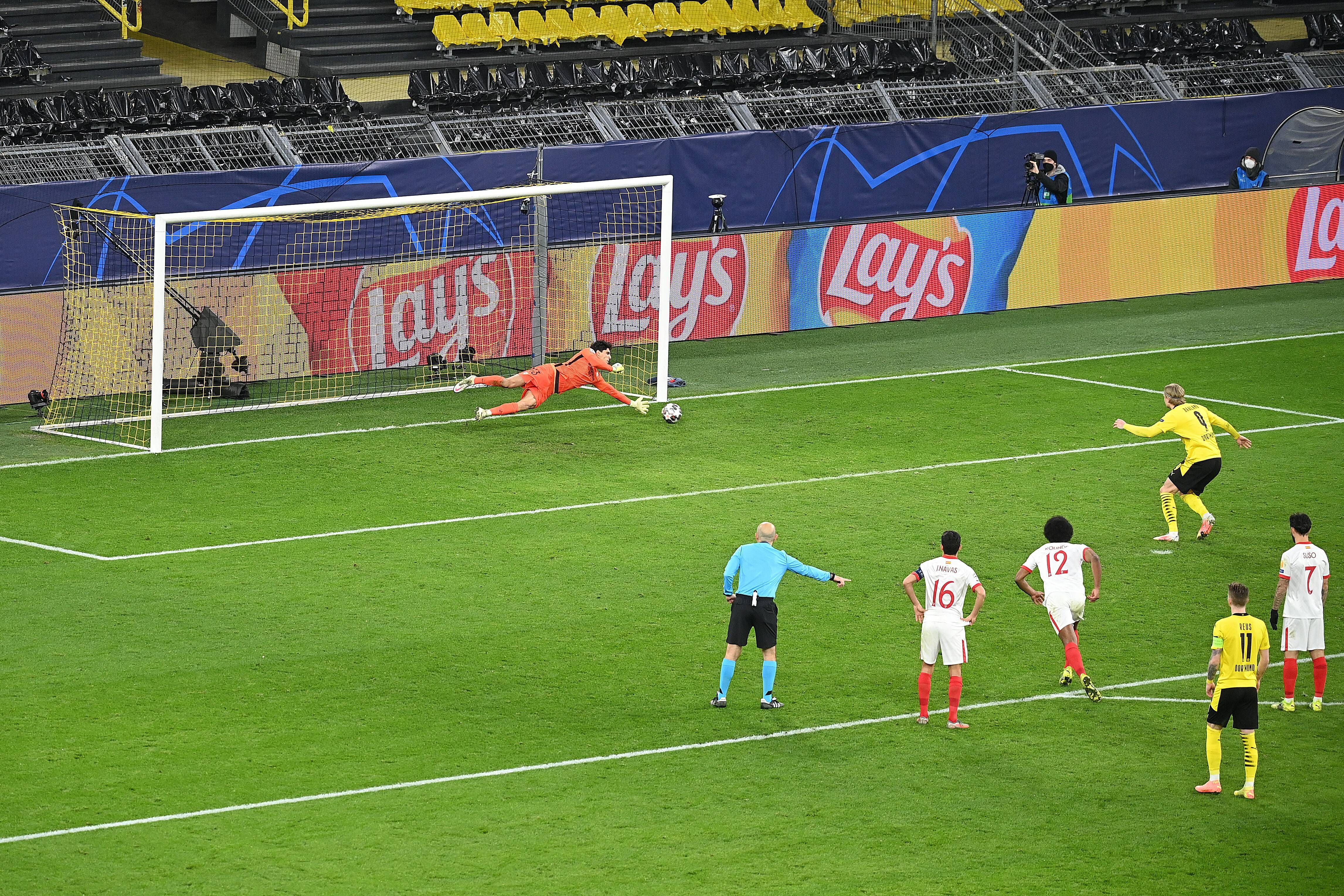  Haaland lanza el penalti que supuso el 2-0.