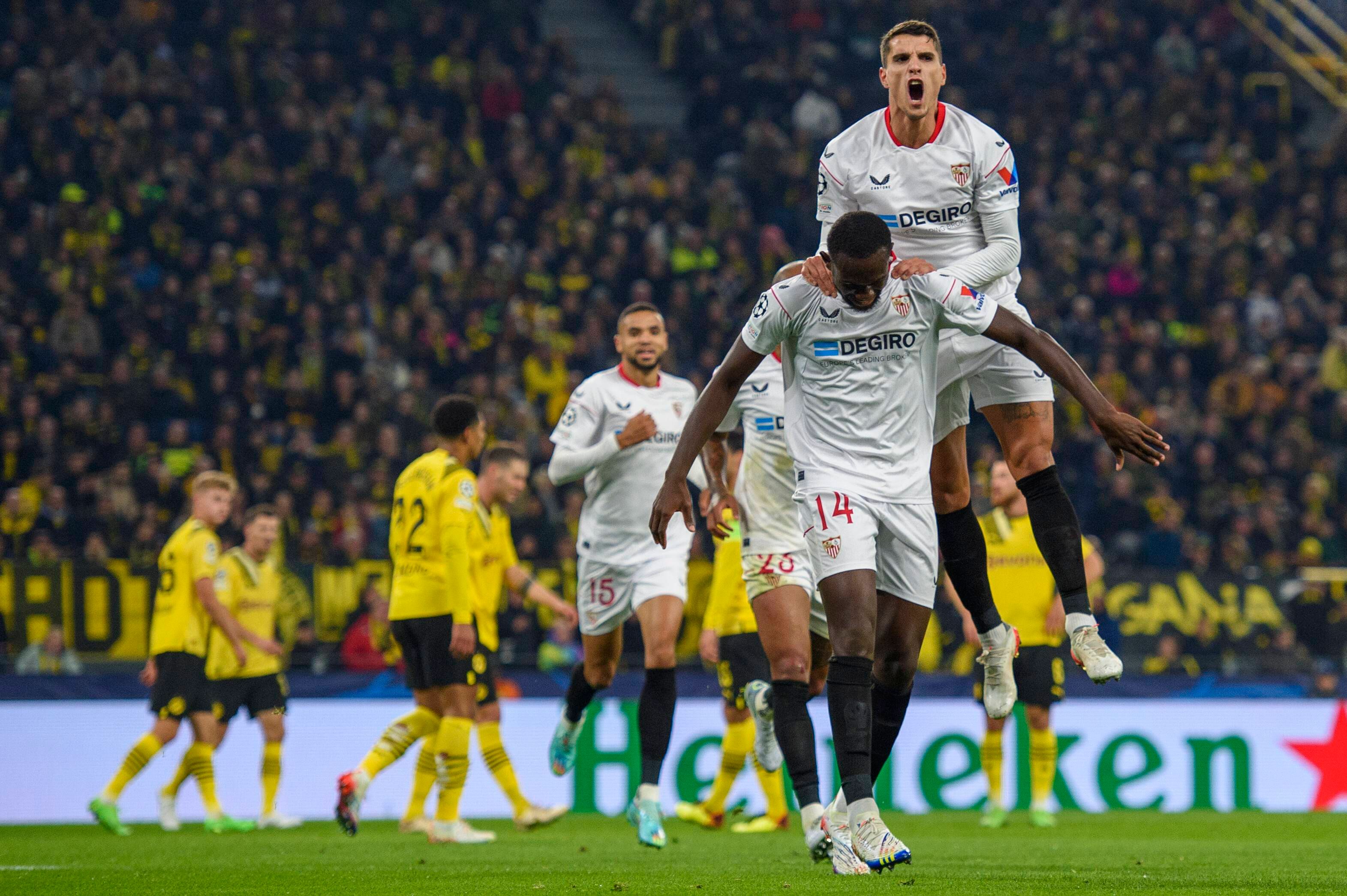  Nianzou celebra su gol en Dortmund.