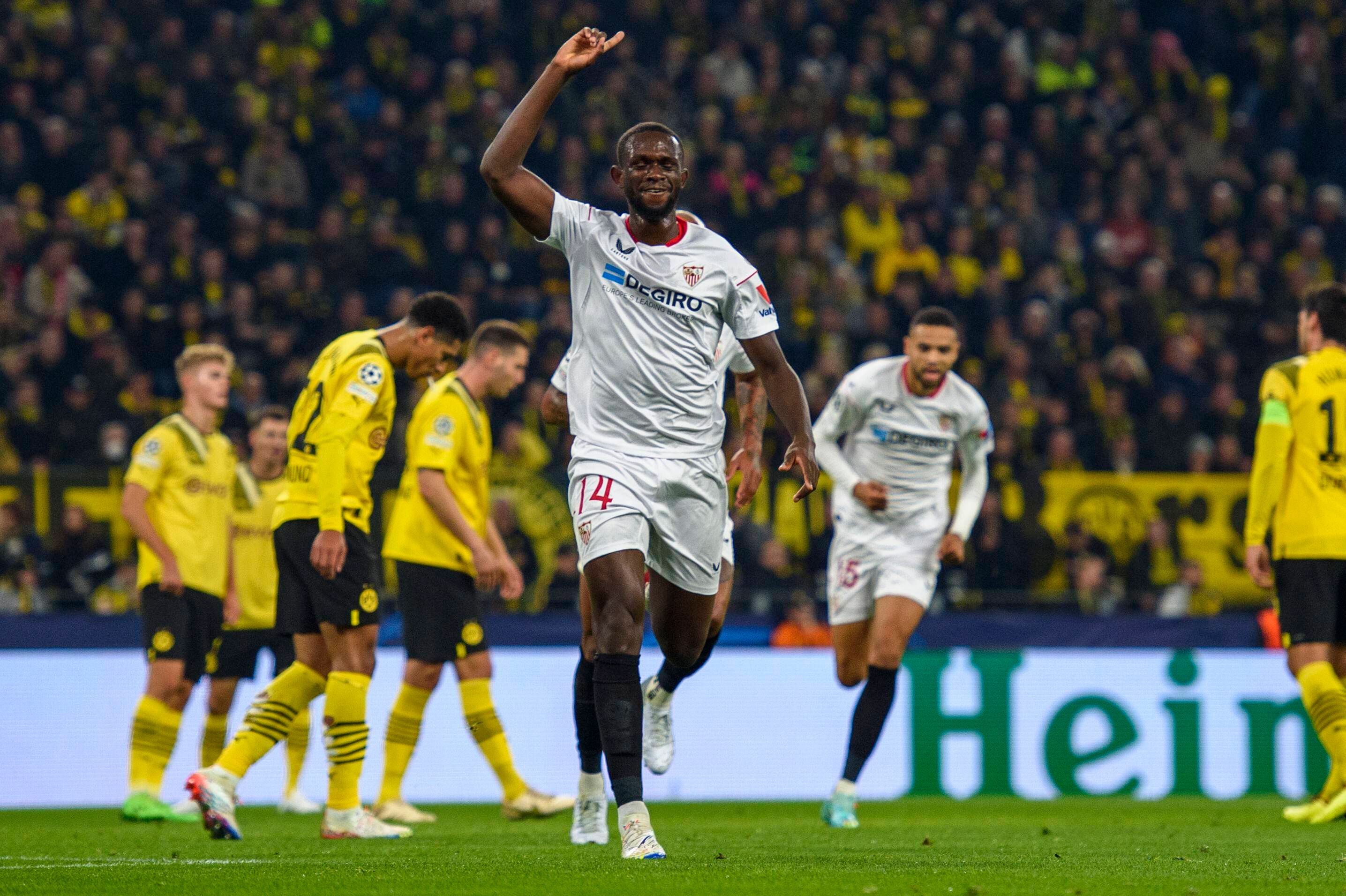  Nianzou celebra su gol en Dortmund.