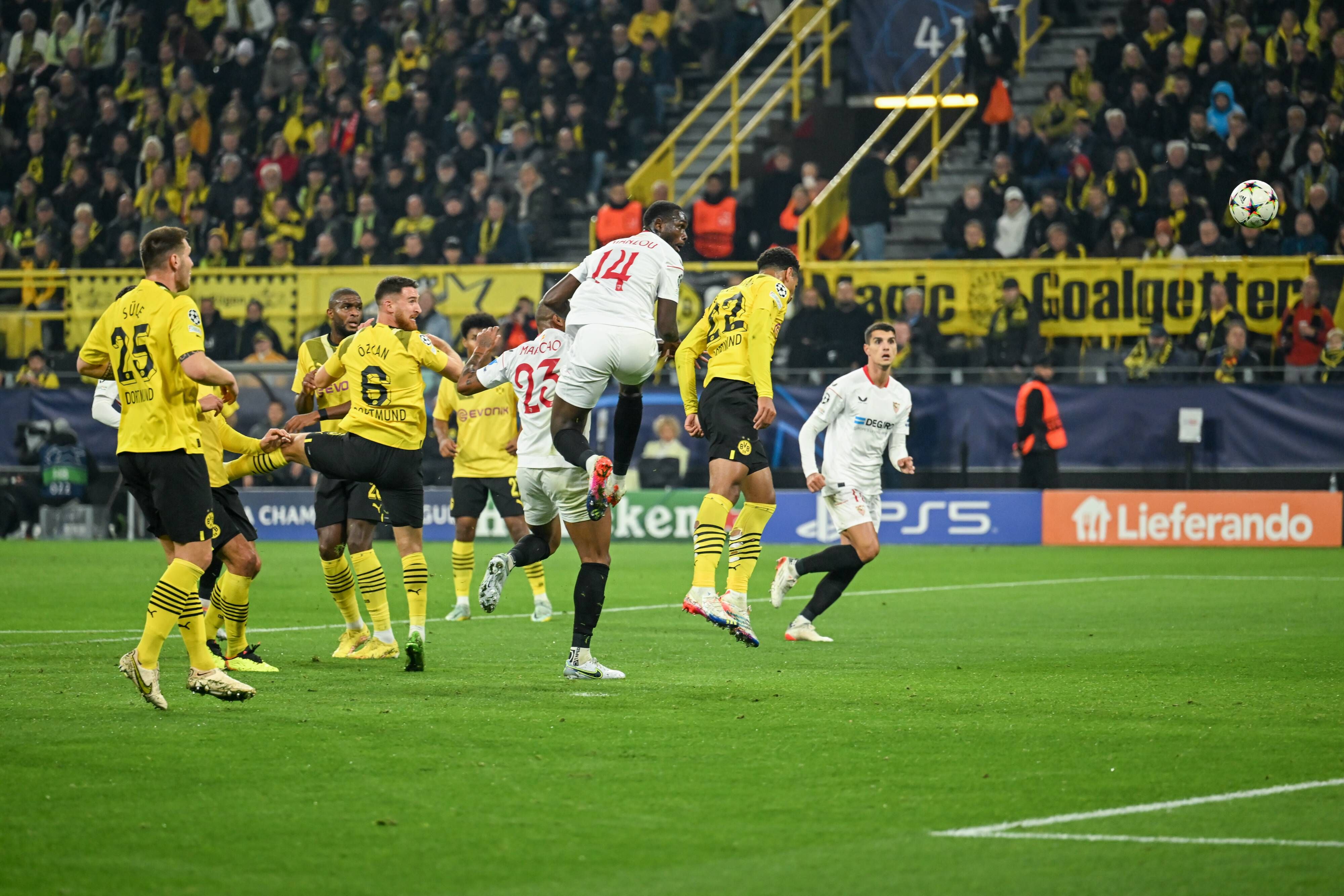  Nianzou marca su gol en Dortmund.