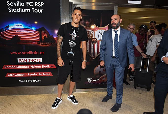 Monchi hace unos días junto a Lucas Ocampos (foto: Kiko Hurtado).