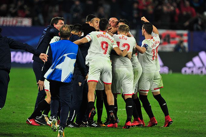 Celebración del gol de Pizarro al Liverpool.