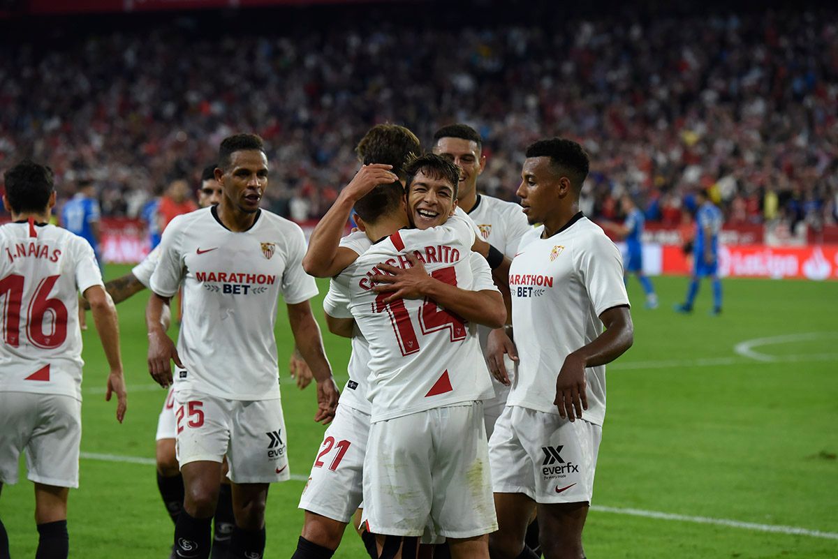  Óliver y Chicharito celebran el primer gol del Sevilla ante el Getafe.