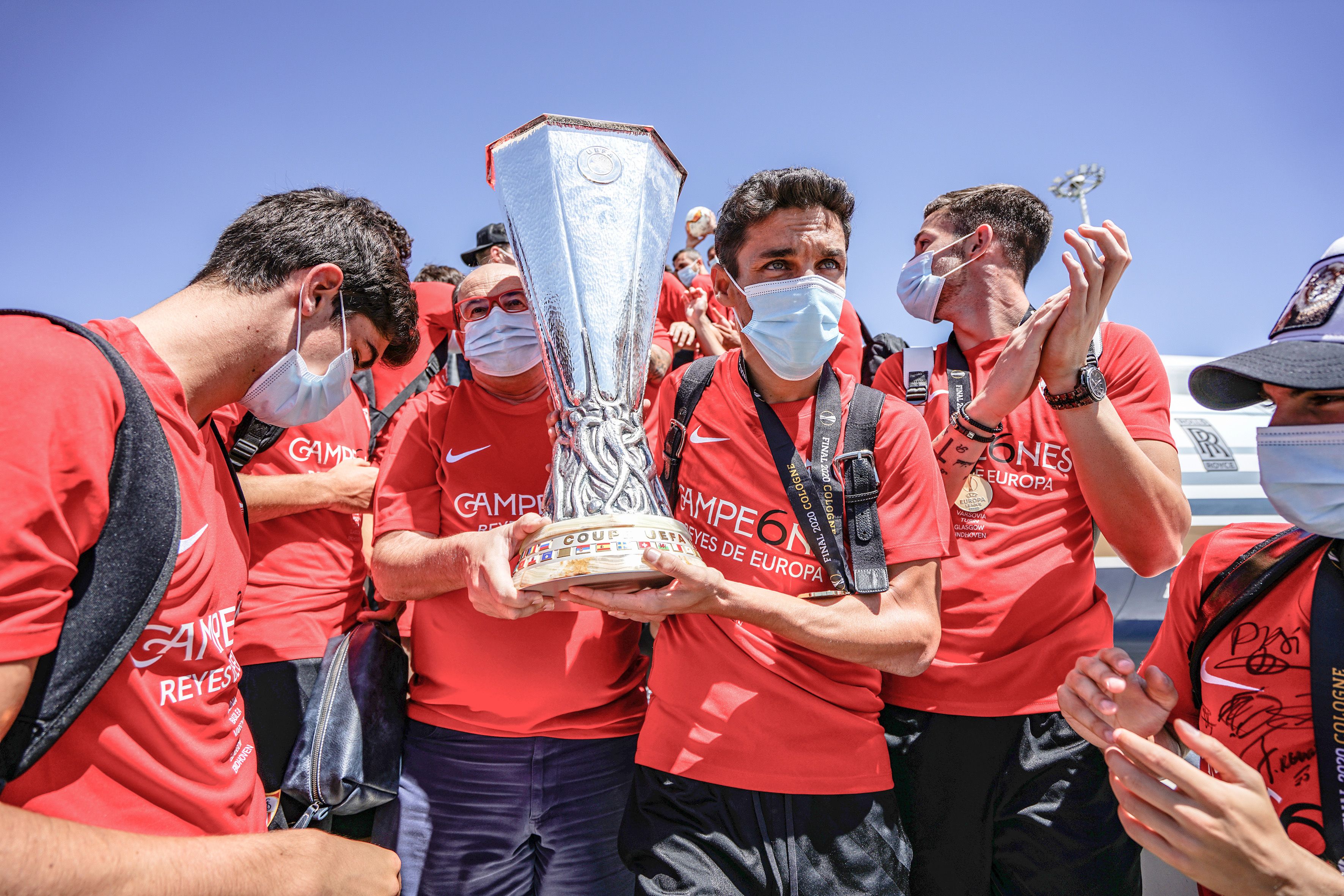  El Sevilla, a la llegada de la Europa League al aeropuerto.