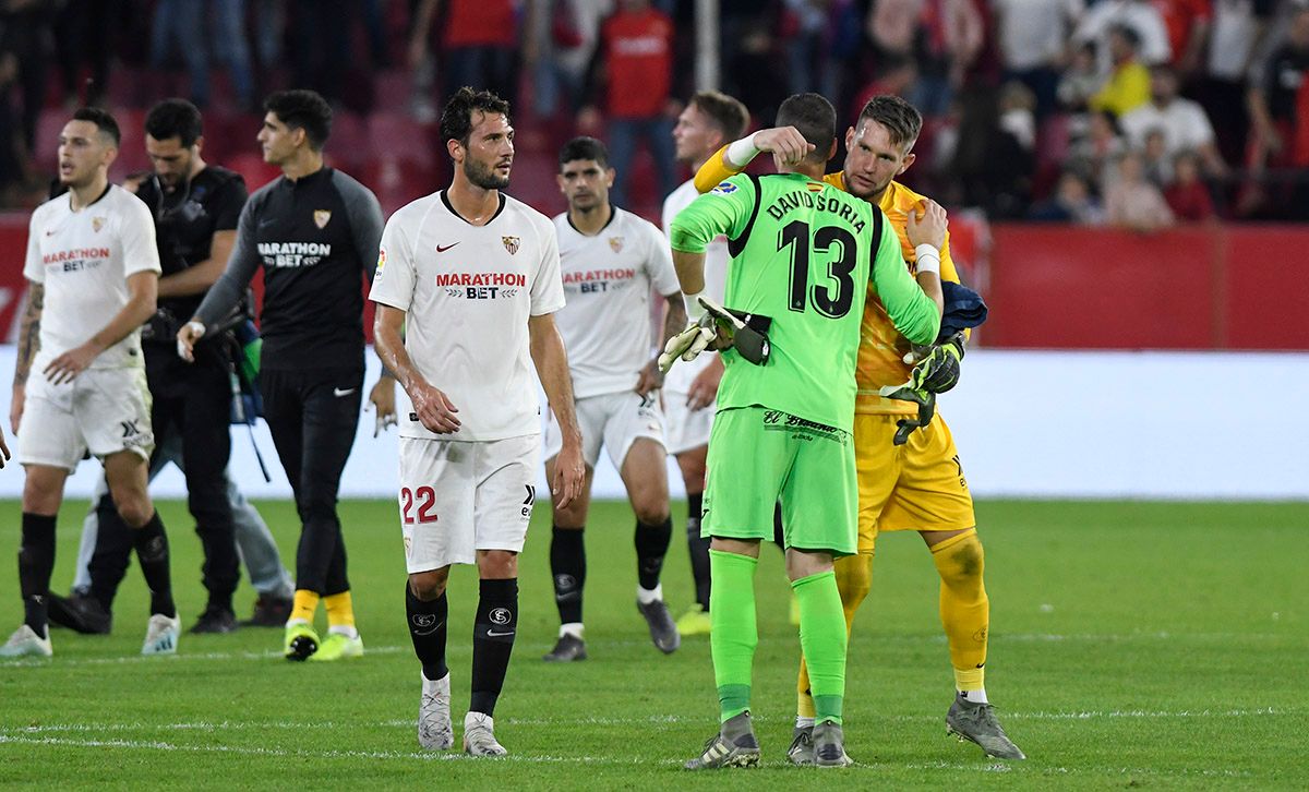 Los jugadores del Sevilla, camino del vestuario.