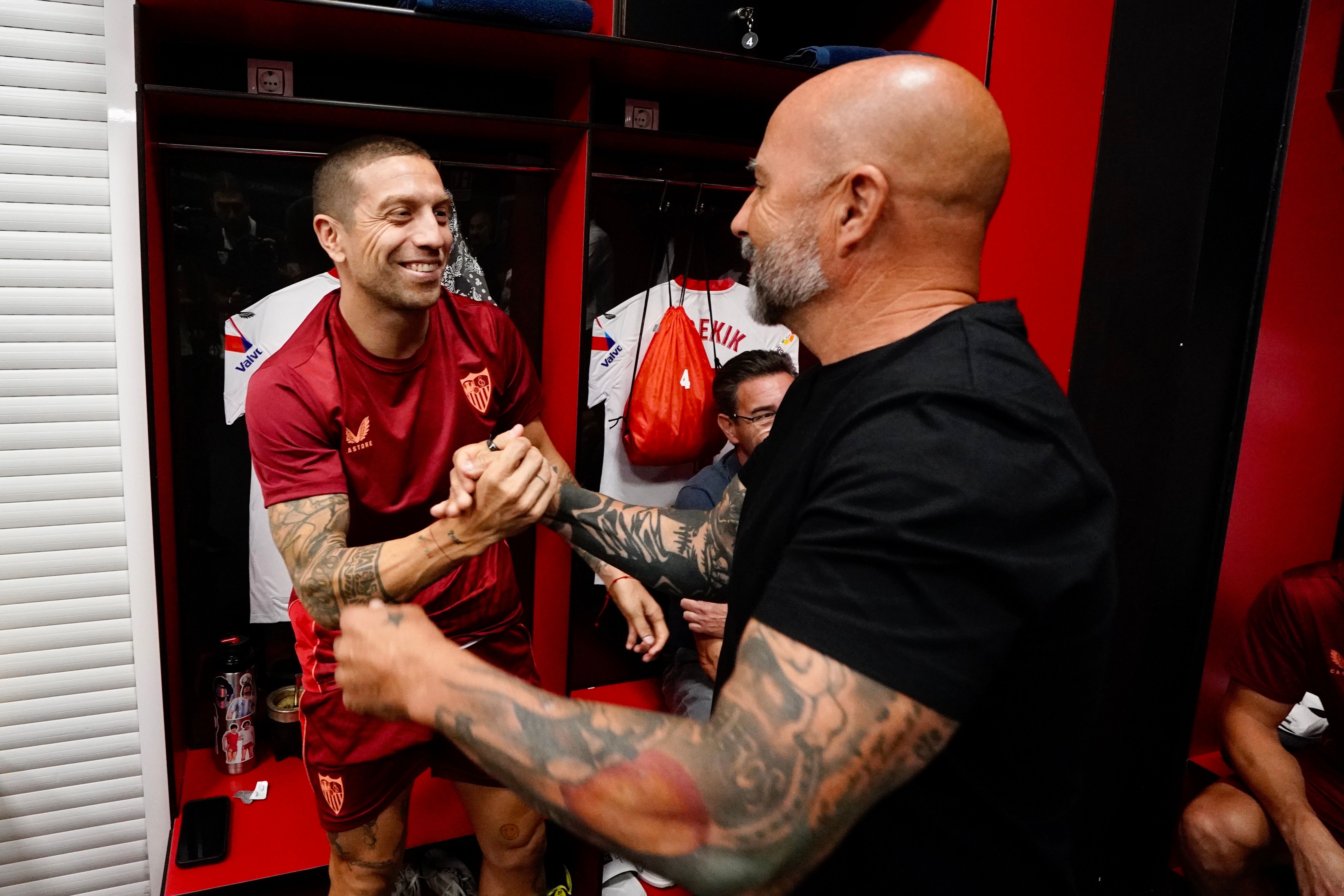  Sampaoli, saludando al Papu.