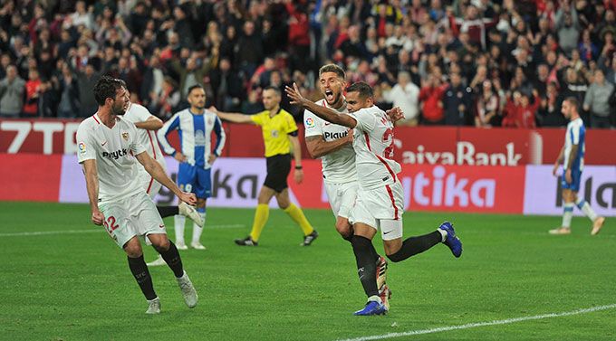  Mercado celebra su gol al Espanyol.