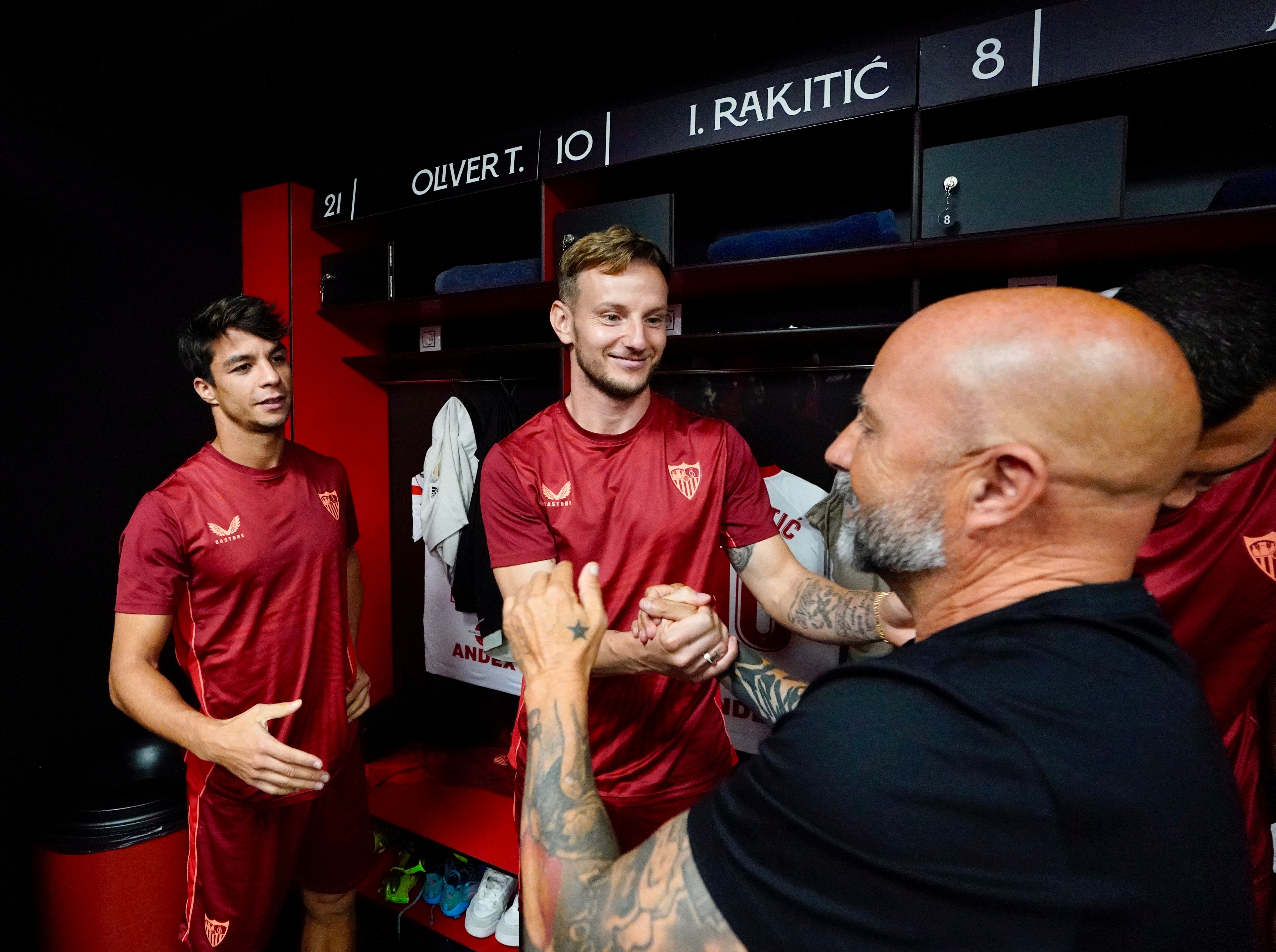  Sampaoli, saludando a Rakitic.