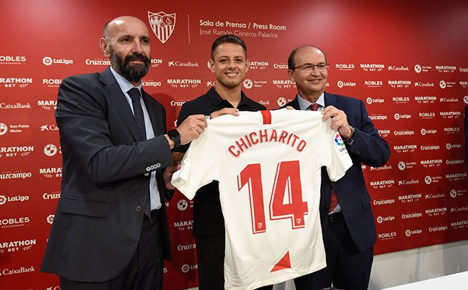  Chicharito posa con su camiseta junto a Monchi y Castro.