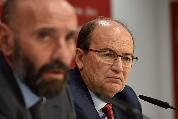  Monchi y José Castro, en una rueda de prensa.