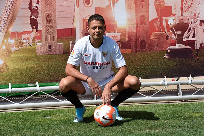  Chicharito, en su presentación con el Sevilla FC:.