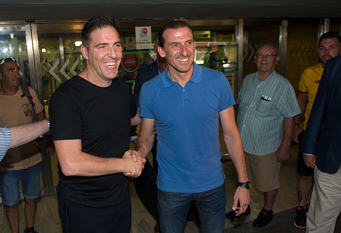 Berizzo, con Óscar Arias, a su llegada al Sevilla.