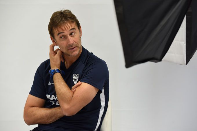  Lopetegui gesticula durante la entrevista.