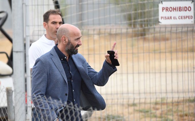  Monchi y Fernando Navarro, en la ciudad deportiva sevillista.