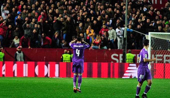 Sergio Ramos, encarándose con la grada de Nervión.