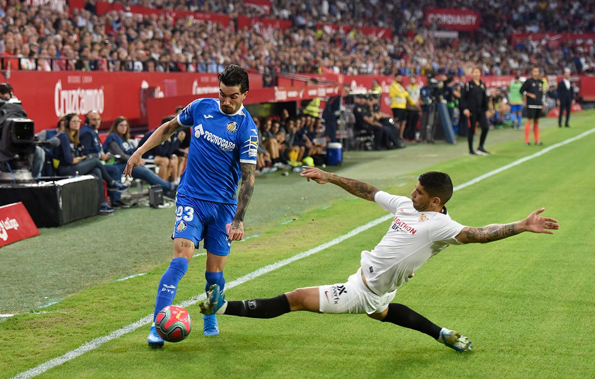 Banega, en una entrada durante la primera parte del Sevilla-Getafe.