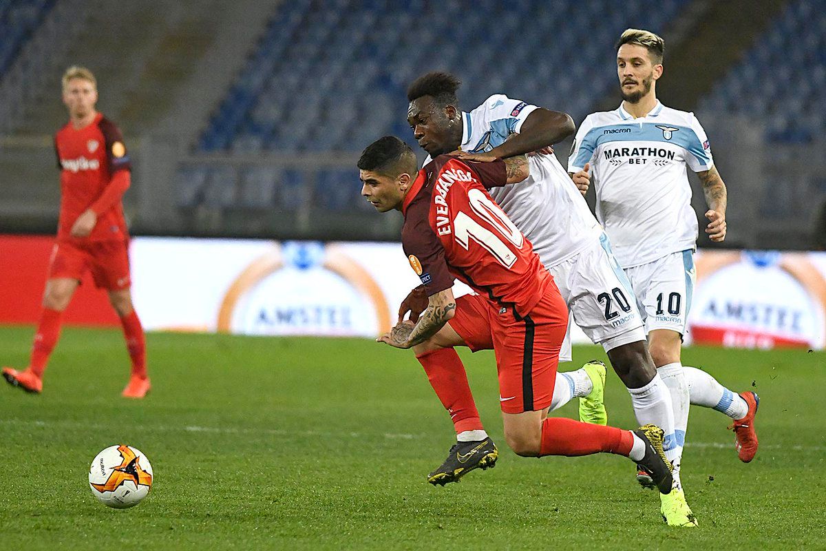 Luis Alberto, de fondo, en el Lazio-Sevilla.