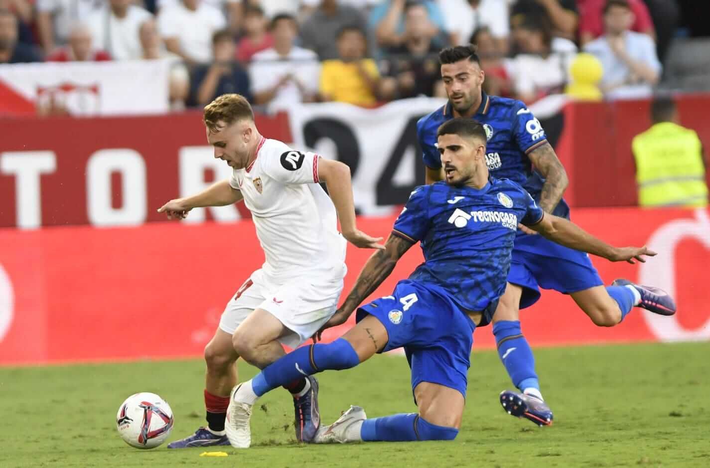 Peque recibe la entrada de Berrocal en el partido ante el Getafe.