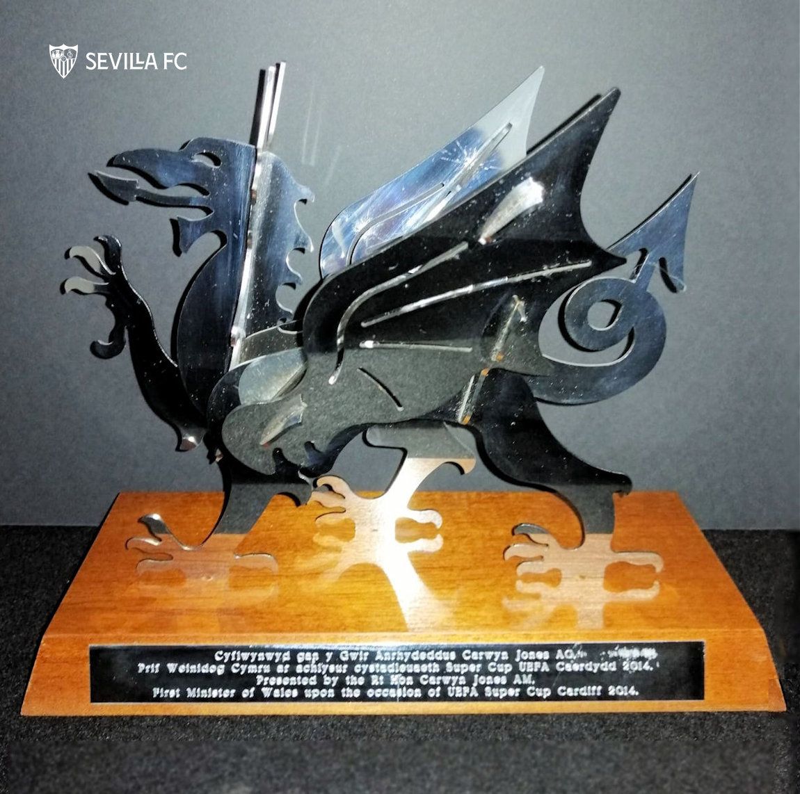  El regalo del Primer Ministro de Gales al Sevilla.