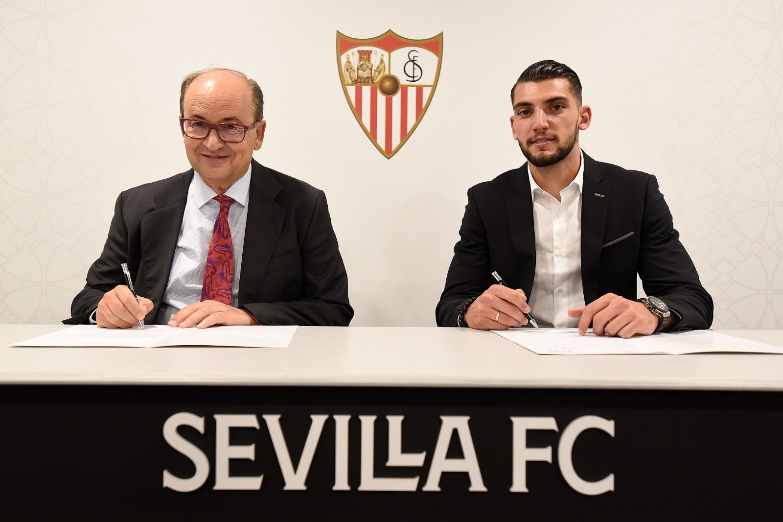  Rafa Mir firma su contrato con el Sevilla.