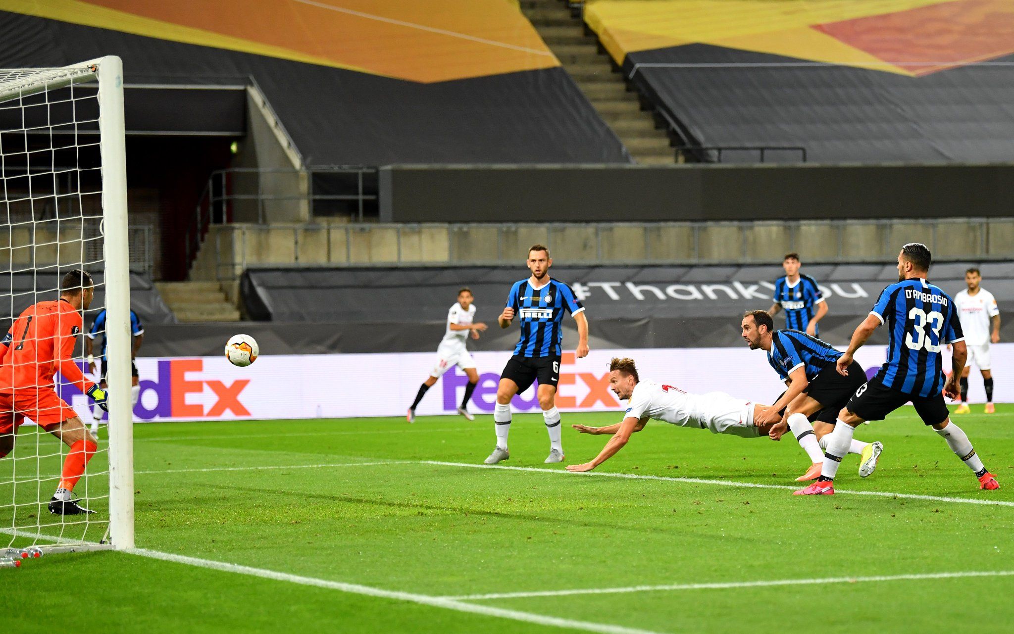  De Jong marca el 1-1 en Colonia.