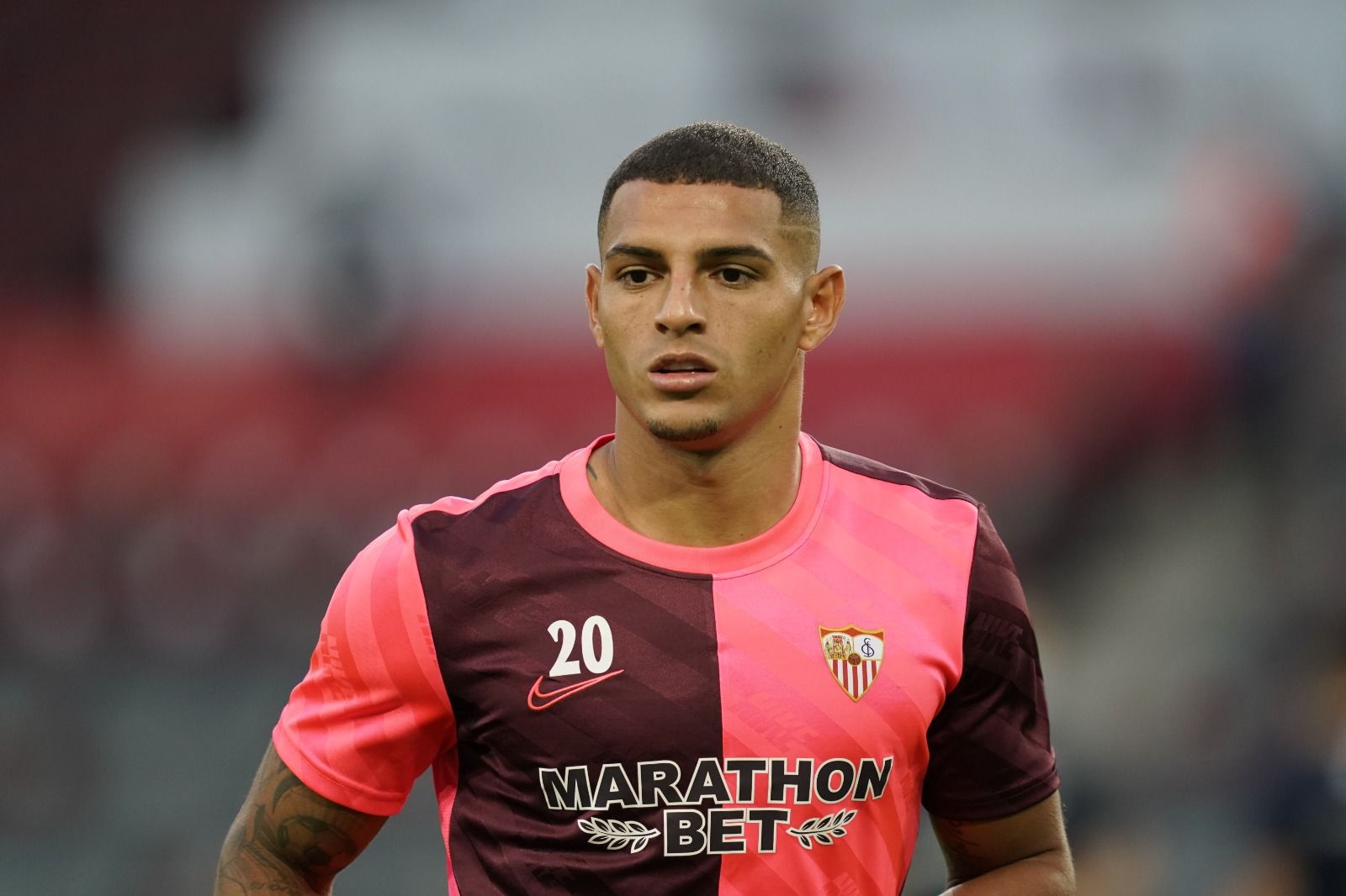  Diego Carlos, calentando para la final de Colonia.