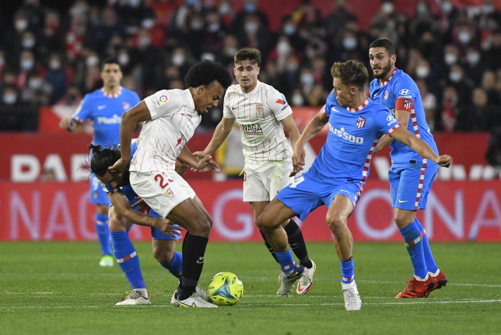 Llorente, peleando un balón con Koundé.