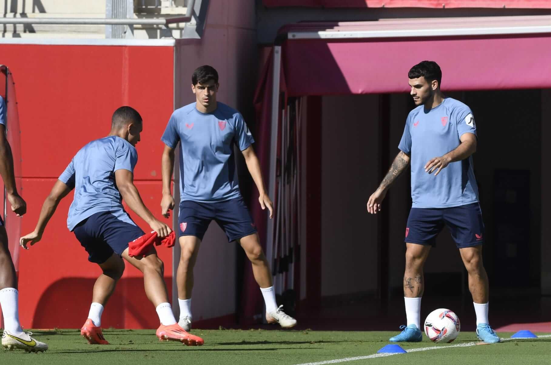 Isaac Romero, con el balón en el rondo de entrenamiento.
